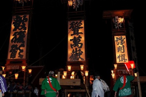 灯りがつき吉祥文字が書かれた3基のキリコの写真