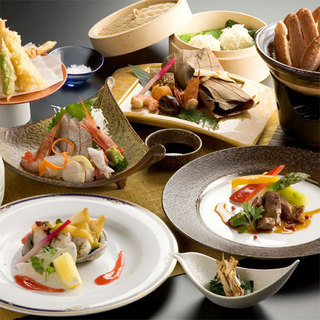 和食、洋食、中華の料理が並べられた写真