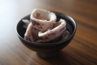 小皿に盛り付けられたいさぶの写真
