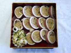 輪切りにしたイカ飯が四角いお皿にきれいに盛り付けられている写真