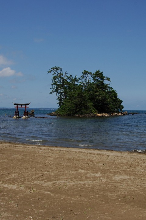 海岸近くにある島と鳥居が横に並ぶように撮影した写真