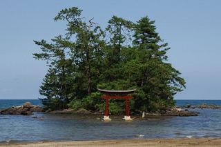 島を背景にして、鳥居を正面から撮影した写真