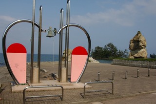 ハートの中心部に鐘が設置してある写真