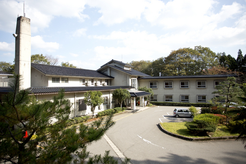 白とグレーを基調とした外壁で2階建ての国民宿舎能登やなぎだ荘の外観写真