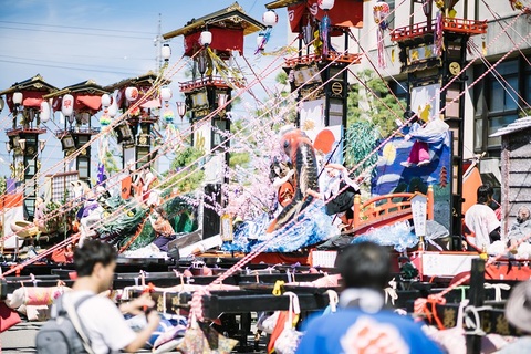 1基ごとに種類が異なる飾りつけをされた多くのキリコが並んでいる写真