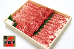 木箱に綺麗に並べられたさしが入った能登牛の写真