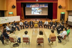 会場内で参加者の方々が大きな円を作って椅子に座り、のと未来会議をしている様子の写真