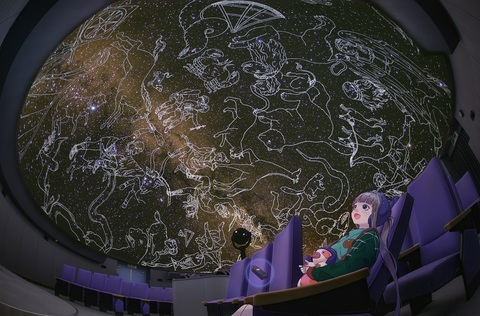 天井に多くの星座が描かれているプラネタリウムを観覧席に座って眺めている女の子のイラストと実際の満天星会場の写真が合成されている画像