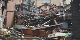 住宅が完全に崩れ落ち、がれきとなっている被害状況を写した写真