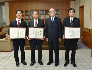 スーツ姿の3名が認定書を持って知事と4名で記念撮影している写真