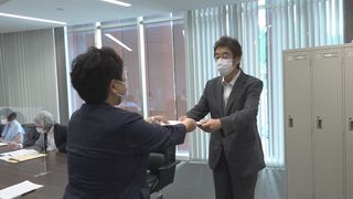 酒屋委員長が眞智教育長へ答申書を手渡している写真