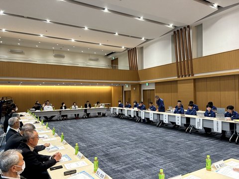 会場