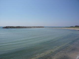 波打ち際から見える海を撮影した写真