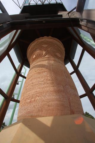 ガラス張りの展示場に展示されている世界一の縄文土器を下から見上げるように写した写真