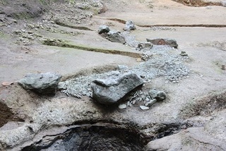 小さな円礫を渦巻き状にして水を表現している旧松波城庭園跡の写真