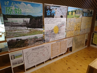 壁側に資料が展示された柳田の歴史紹介コーナーの写真