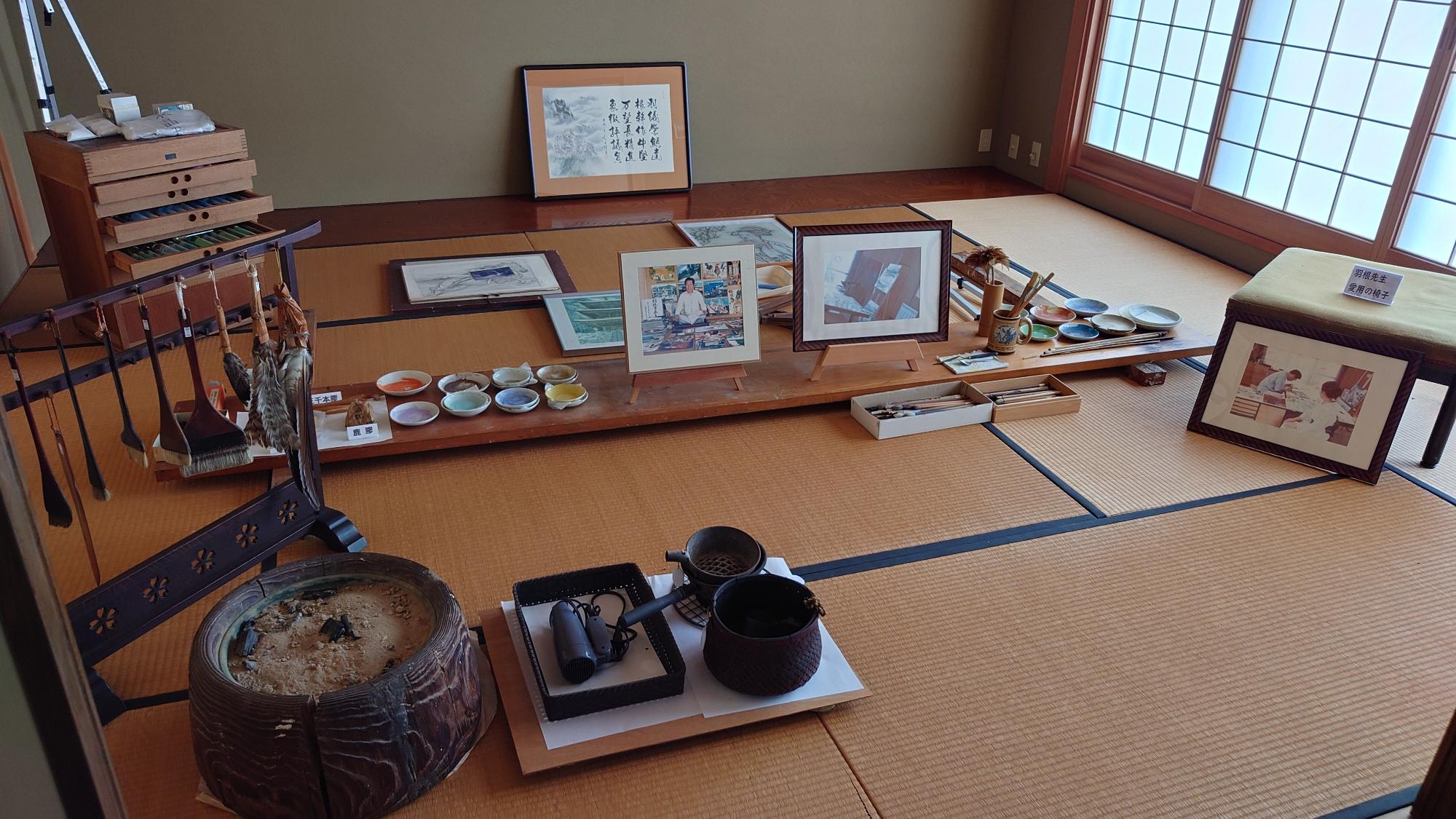 畳の敷かれた和室に画架に制作途中の作品が置かれた制作過程展示の写真