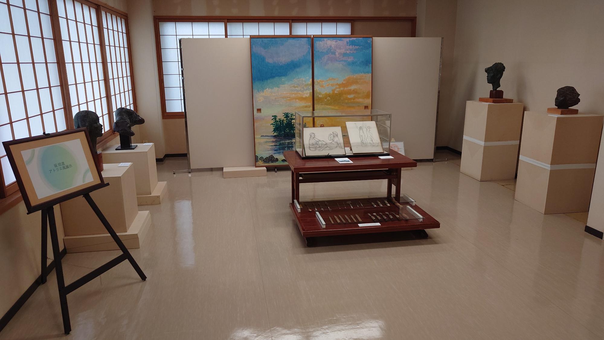 額に入った絵の作品が壁に横並びに掲示された様子の写真