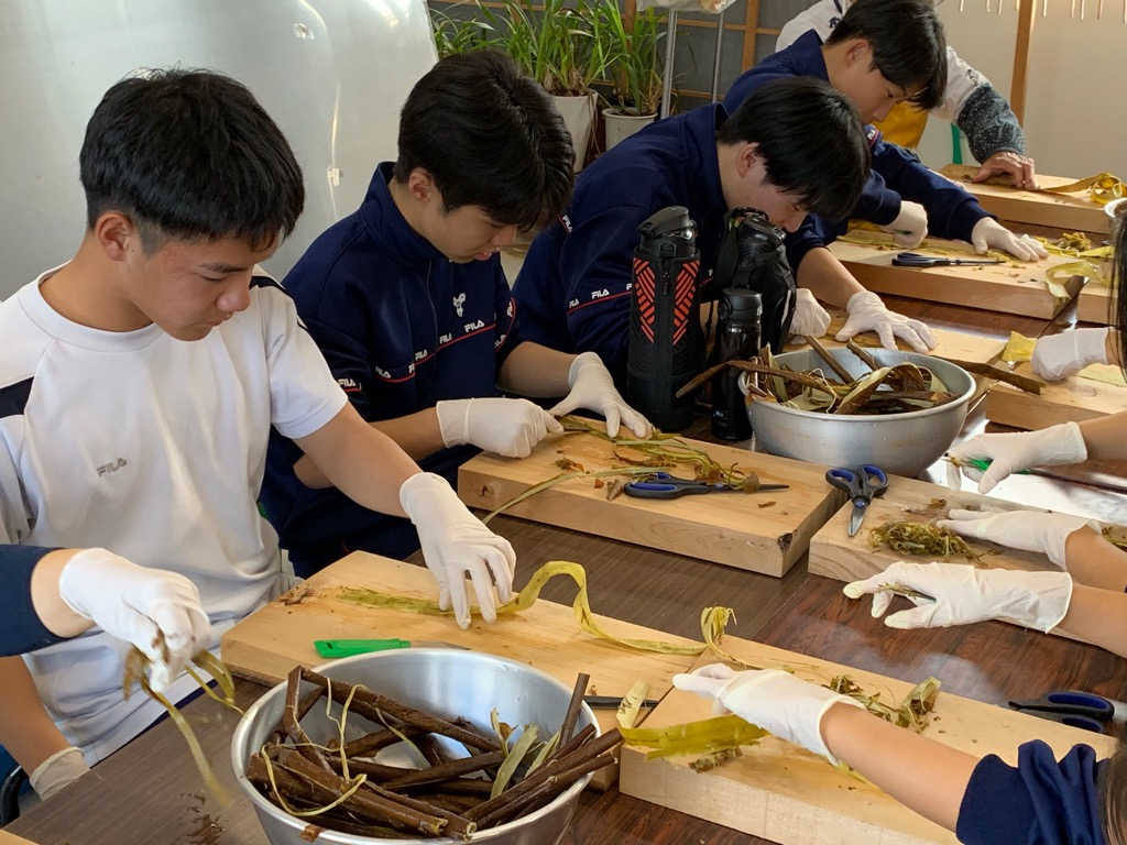 白皮製造体験を行っている様子の写真2