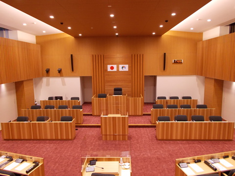 能登町議会議事堂の全体を写した写真