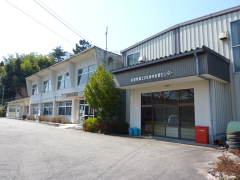 右側に能登町郷土文化保存センターの建物、左側に白い外壁で二階建ての公民館が並んでいる写真