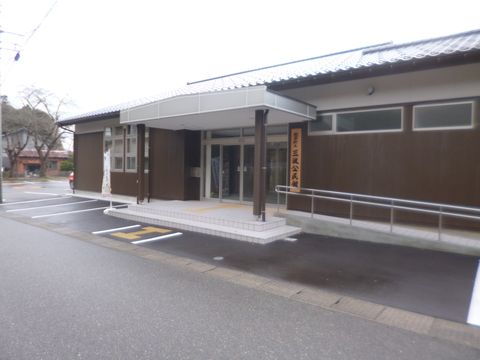 茶色い外壁で平屋づくり、入り口の右側にスロープが設置されている建物の外観写真