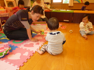 おもちゃで遊んでいる親子の写真